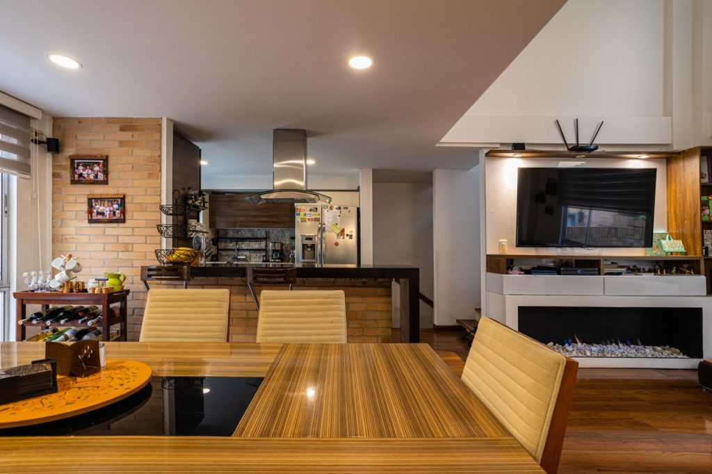 Elegant modern dining and living space with wooden accents in Bogotá, Colombia.